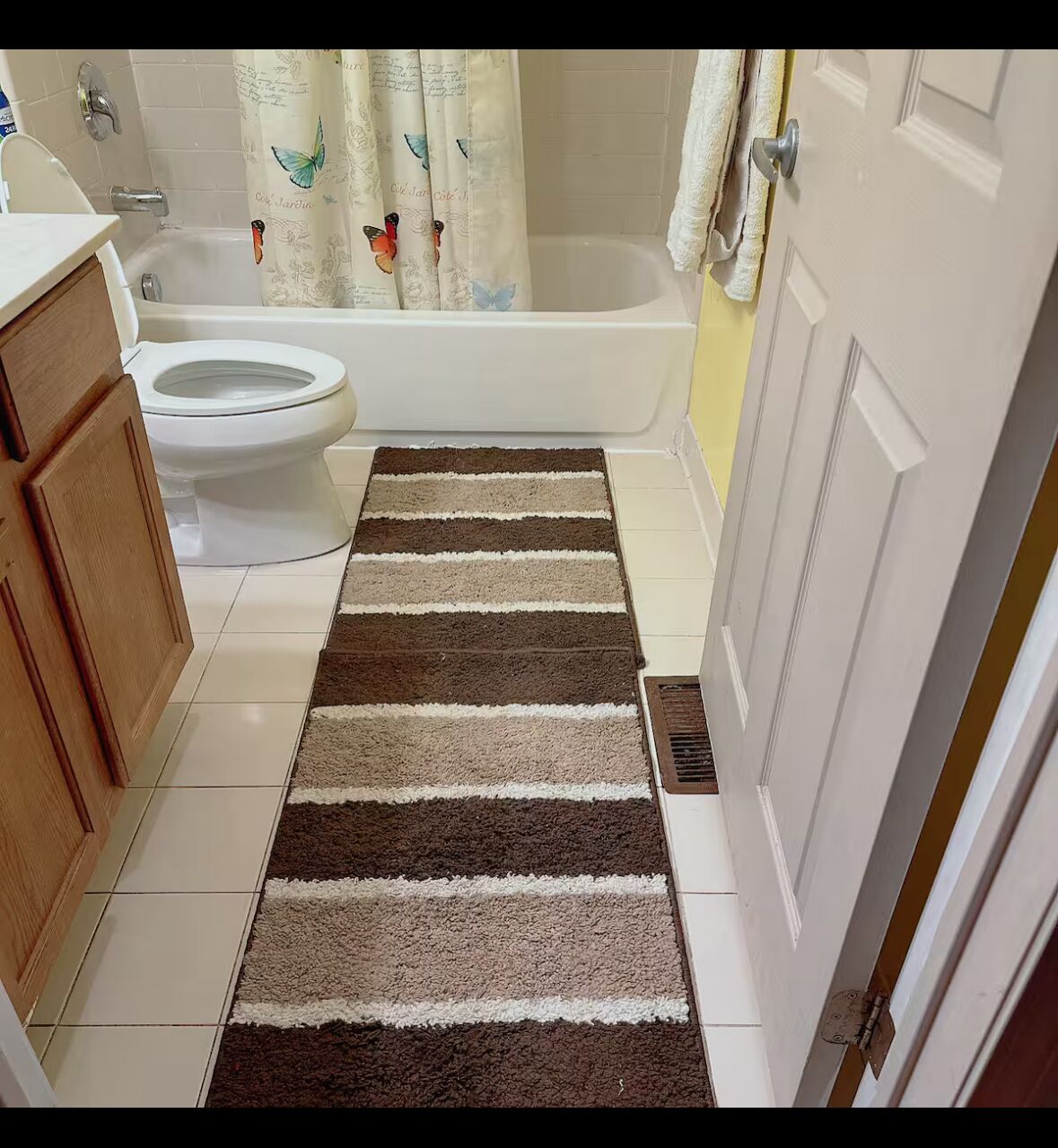 ヘアドライヤー、タオル、石鹸、トイレットペーパー