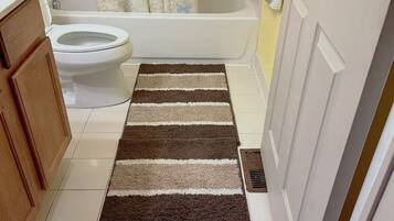 ヘアドライヤー、タオル、石鹸、トイレットペーパー