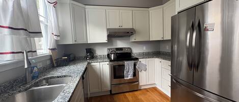 Four Ă micro-ondes, un four, surface de cuisson, lave-vaisselle