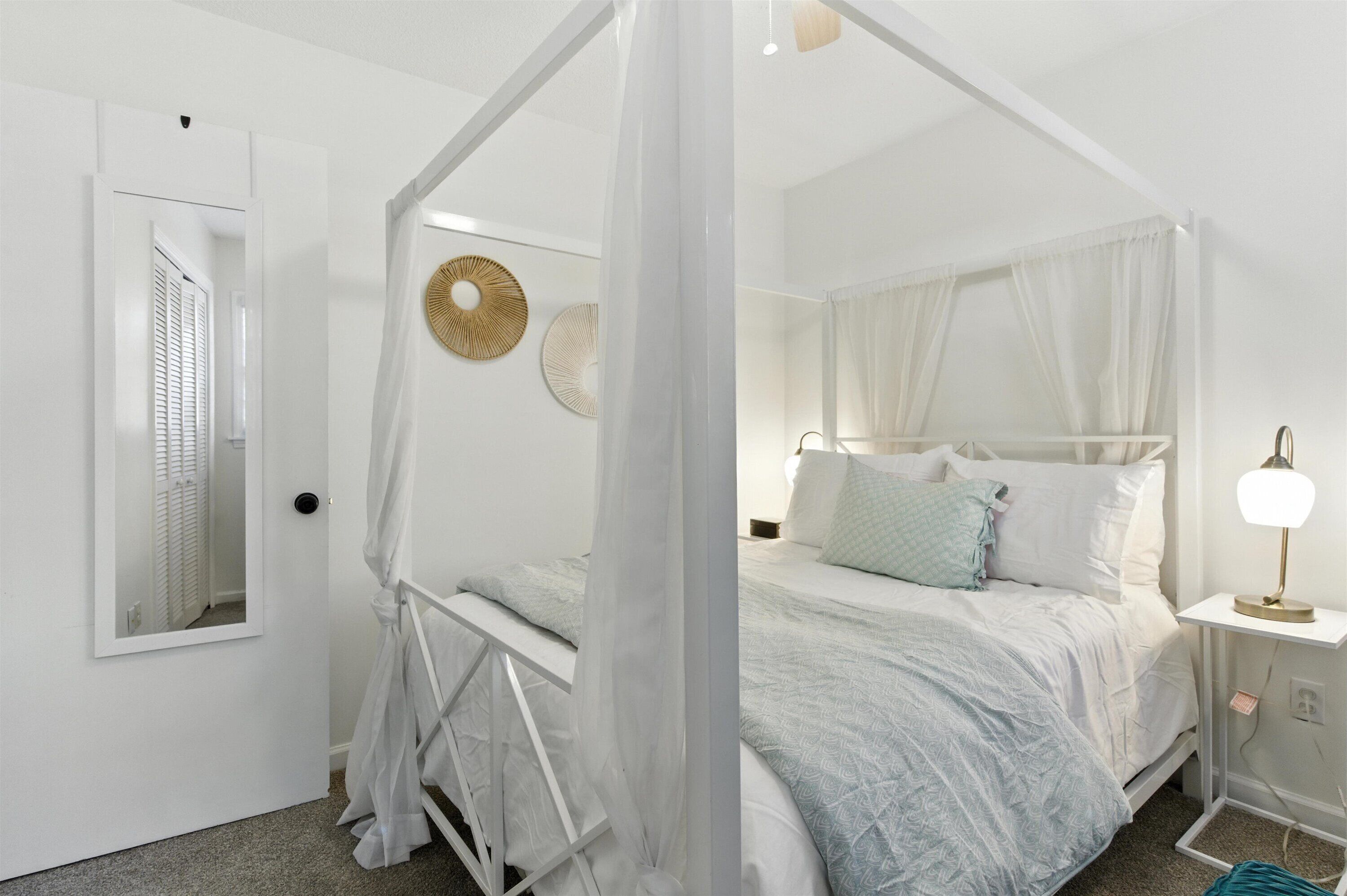 3 habitaciones, escritorio, tabla de planchar con plancha y wifi gratis 