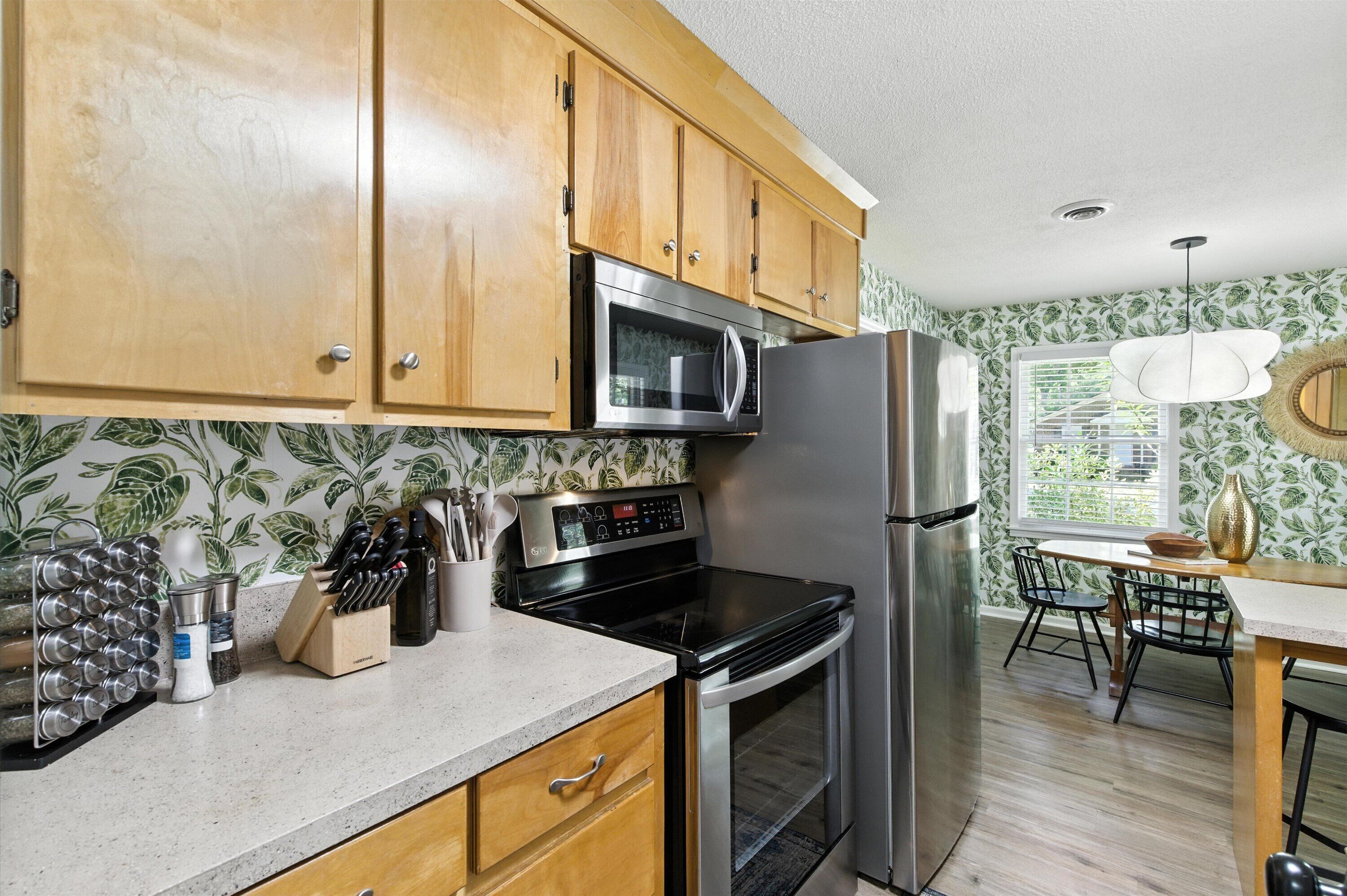 Frigorífico, microondas, horno y placa de cocina