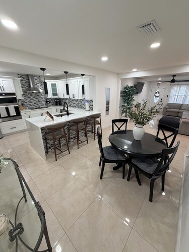 Stylish Stay Near Downtown