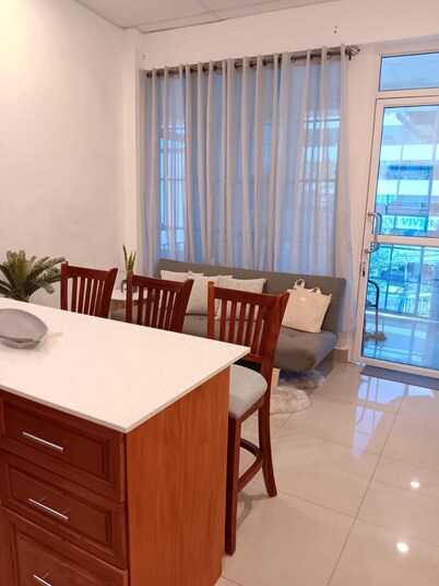 Deluxe condo, casita style Queen+Sofa-bed AC Wi-Fi Paseo General Escalon
San Sal