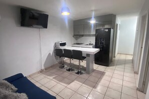 Private kitchen - Serenidad 3-A/C/C-TV-Cochera-Hosp. (Ciudad Obregón)