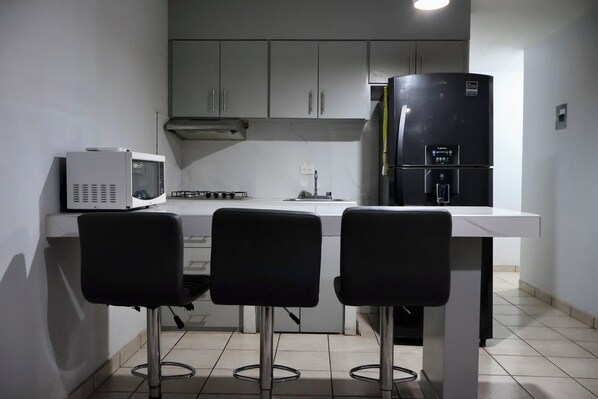 Private kitchen - Serenidad 3-A/C/C-TV-Cochera-Hosp. (Ciudad Obregón)