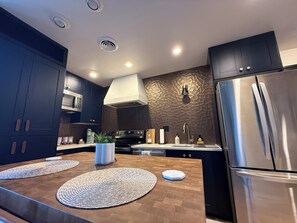 Fridge, microwave, oven, stovetop - Spacious Luxury 4 Suites / 8BED / 7BA in Central Louisville With Private Garden (Louisville)