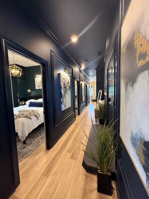 8 bedrooms, iron/ironing board, WiFi, bed sheets - Spacious Luxury 4 Suites / 8BED / 7BA in Central Louisville With Private Garden (Louisville)