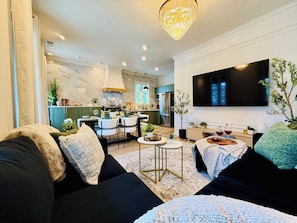 TV - Spacious Luxury 4 Suites / 8BED / 7BA in Central Louisville With Private Garden (Louisville)