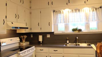 Microondas, horno, parrilla de estufa y lavavajillas