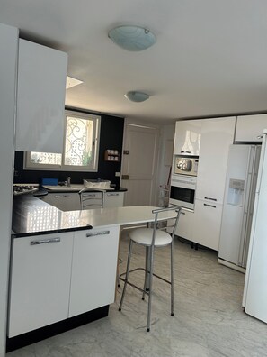 Private kitchen - 2-bedroom duplex in Nabeul, 3 minutes away from beach (Nabeul‎)