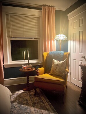 Smart TV, fireplace, books, music library