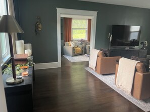 智能电视、壁炉、书、音乐库