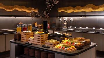 Daily buffet breakfast (CNY 158 per person)