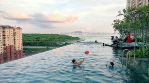 Pool - 5 Minutes to Georgetown Heritage Site! Family-sized Condo with 4 Pools (George Town)