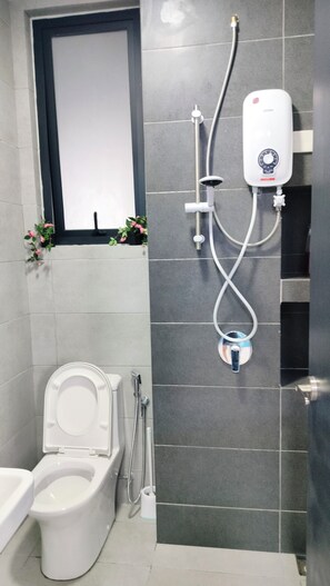 Haartrockner, Bidet, Handtücher, Seife