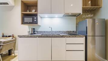 Jääkaappi, mikroaaltouuni, liesi, syöttötuoli