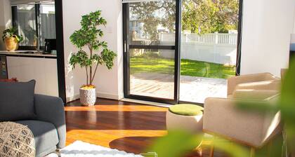 Charming mordern 2-bedroom house with greenery garden in Innaloo