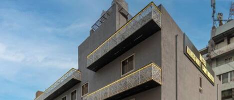 Vista frontal de la propiedad