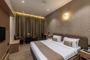 Deluxe Double Room | Desk