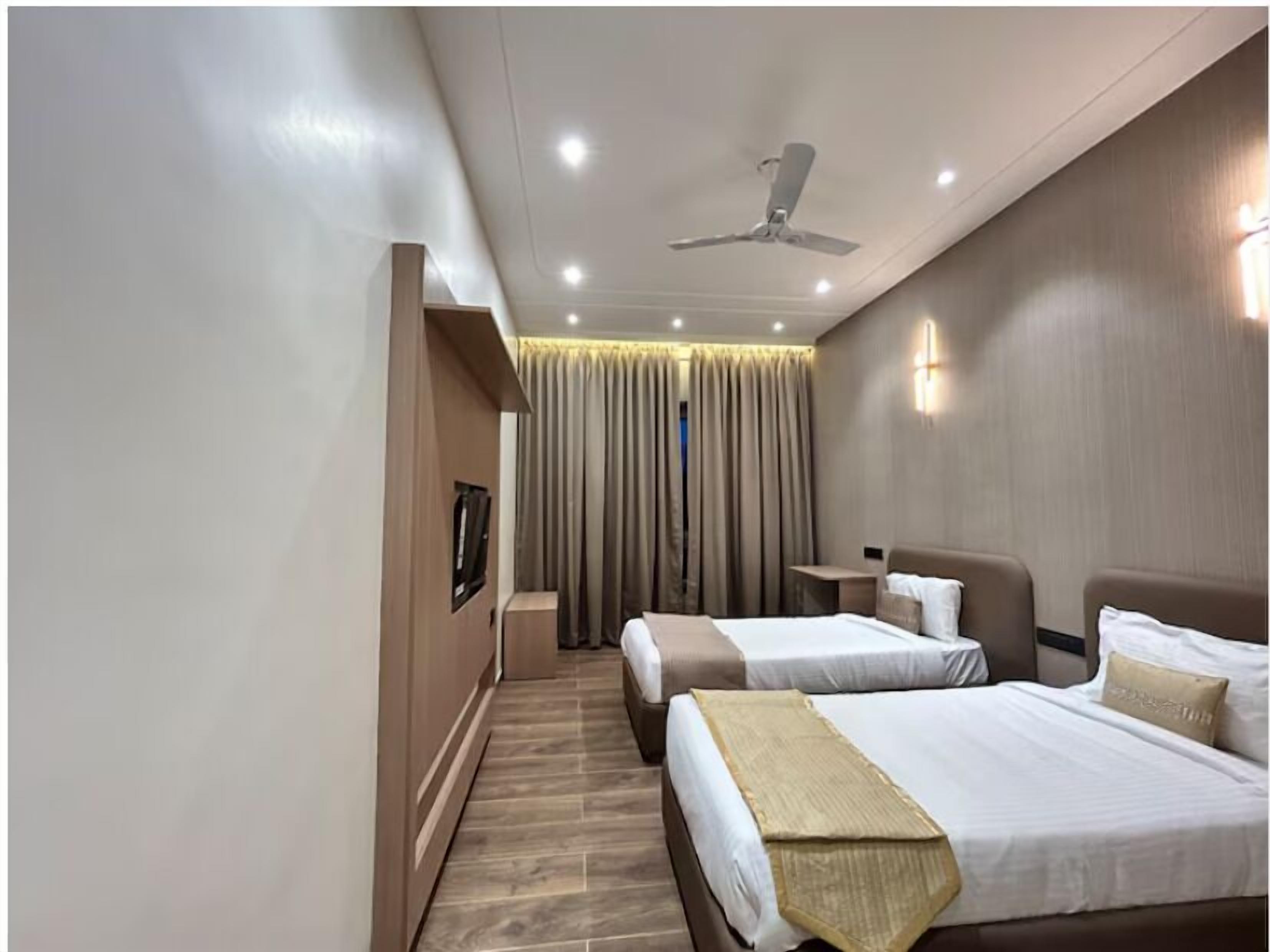 Business Twin Room | Desk