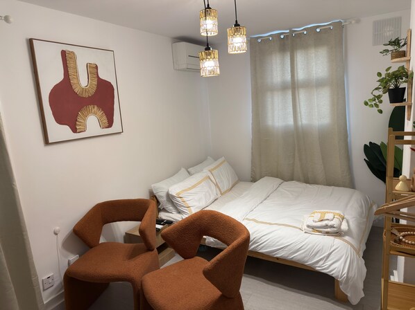 Tabla de planchar con plancha, wifi y ropa de cama 