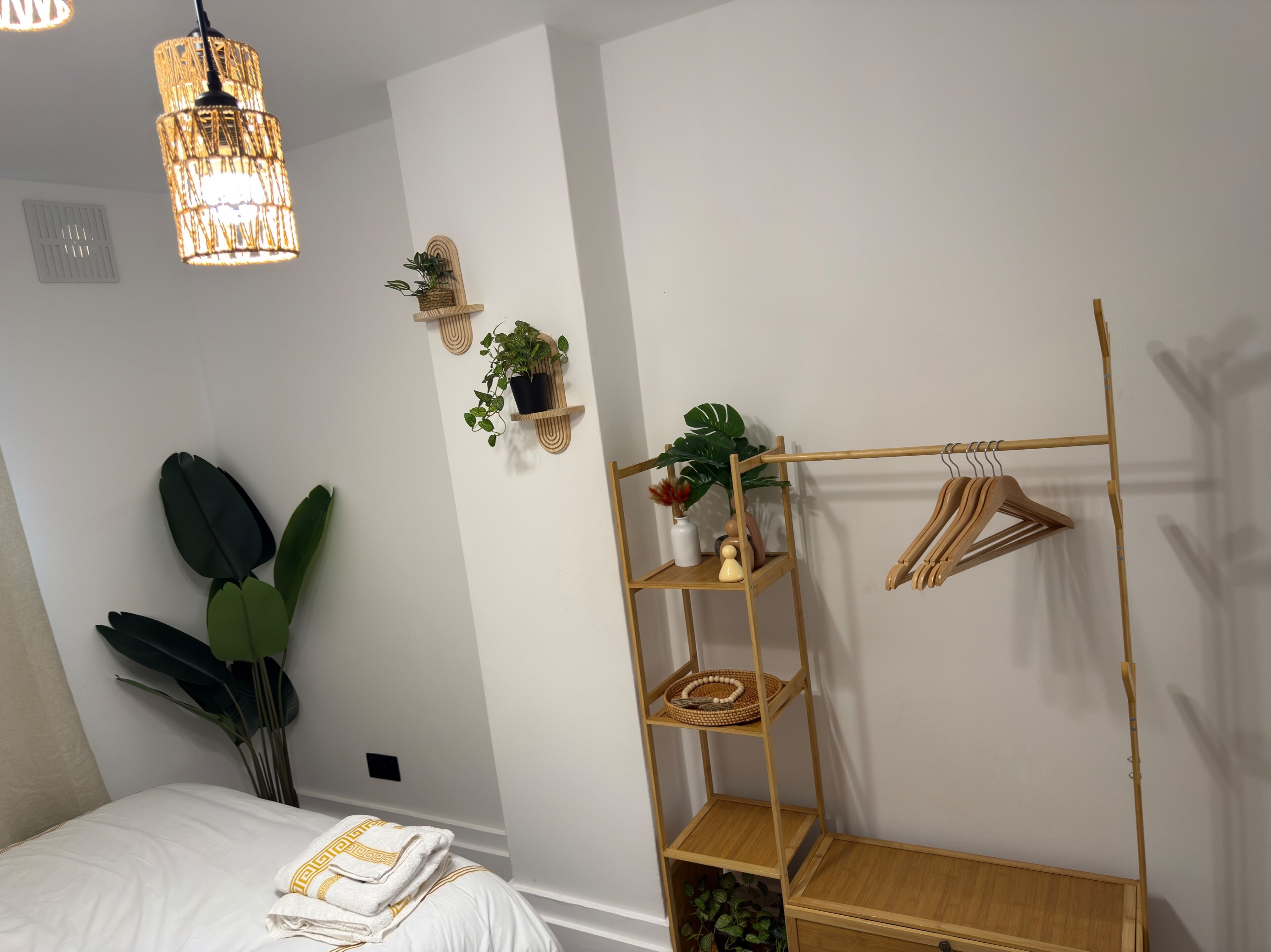 Planxa i posts de planxar, wifi i roba de llit 