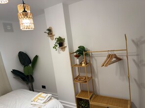 Tabla de planchar con plancha, wifi y ropa de cama 