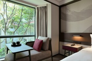 Quarto casal luxo, vista para o jardim | Cortinas blackout, ferros/tábuas de passar roupa, Wi-Fi de cortesia