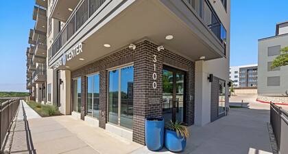 Lux King Suite | Pool | Gym | By Domain Mall | TechRidge