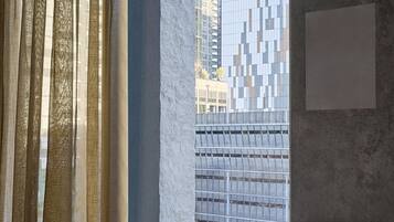 スイート コーナー (Skyline) | 高級寝具、ミニバー、セーフティボックス (室内)、デスク