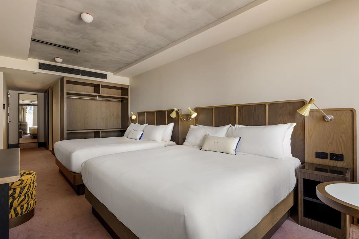 Traveller Max | Premium bedding, minibar, in-room safe, desk