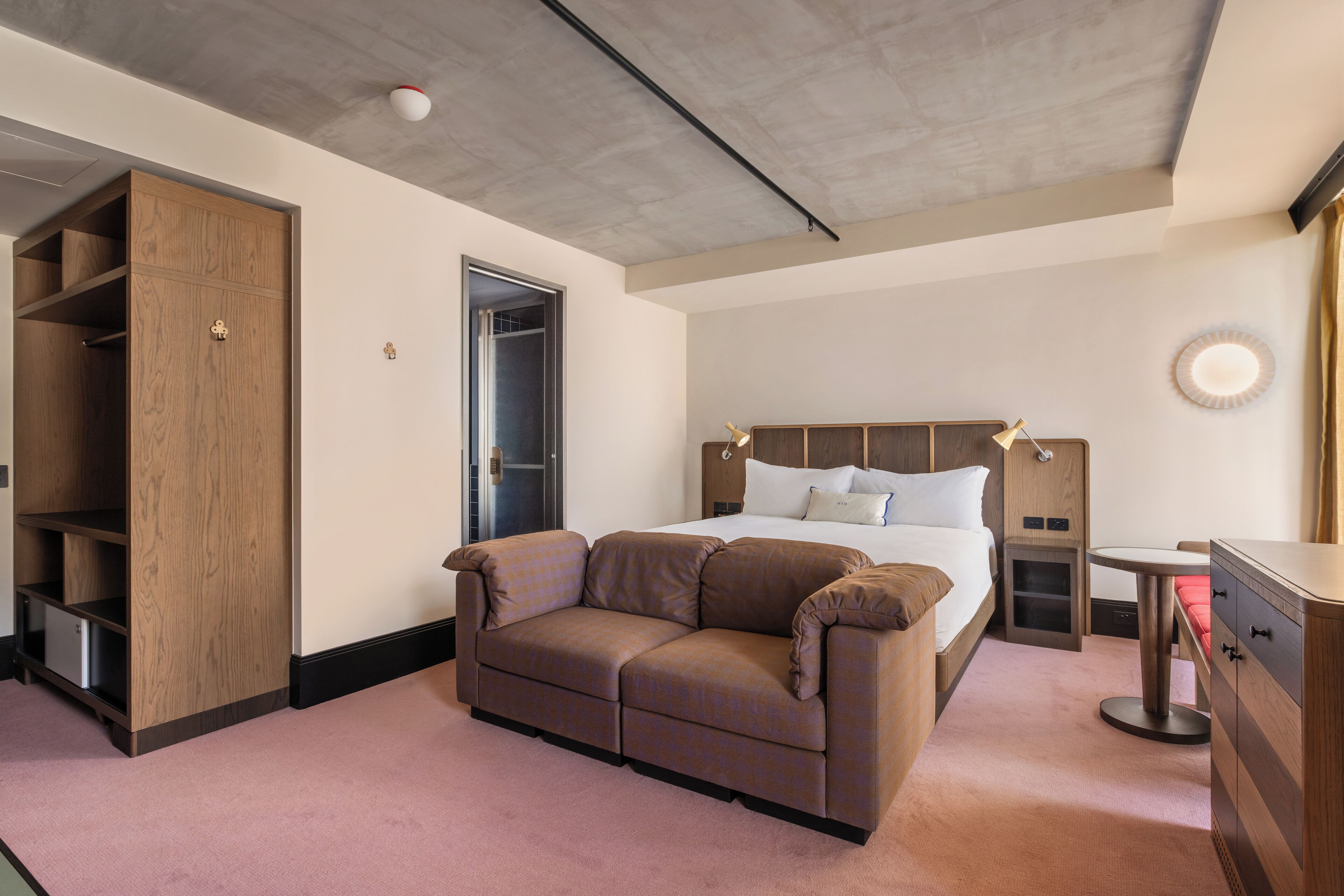 Ropa de cama de alta calidad y minibar 