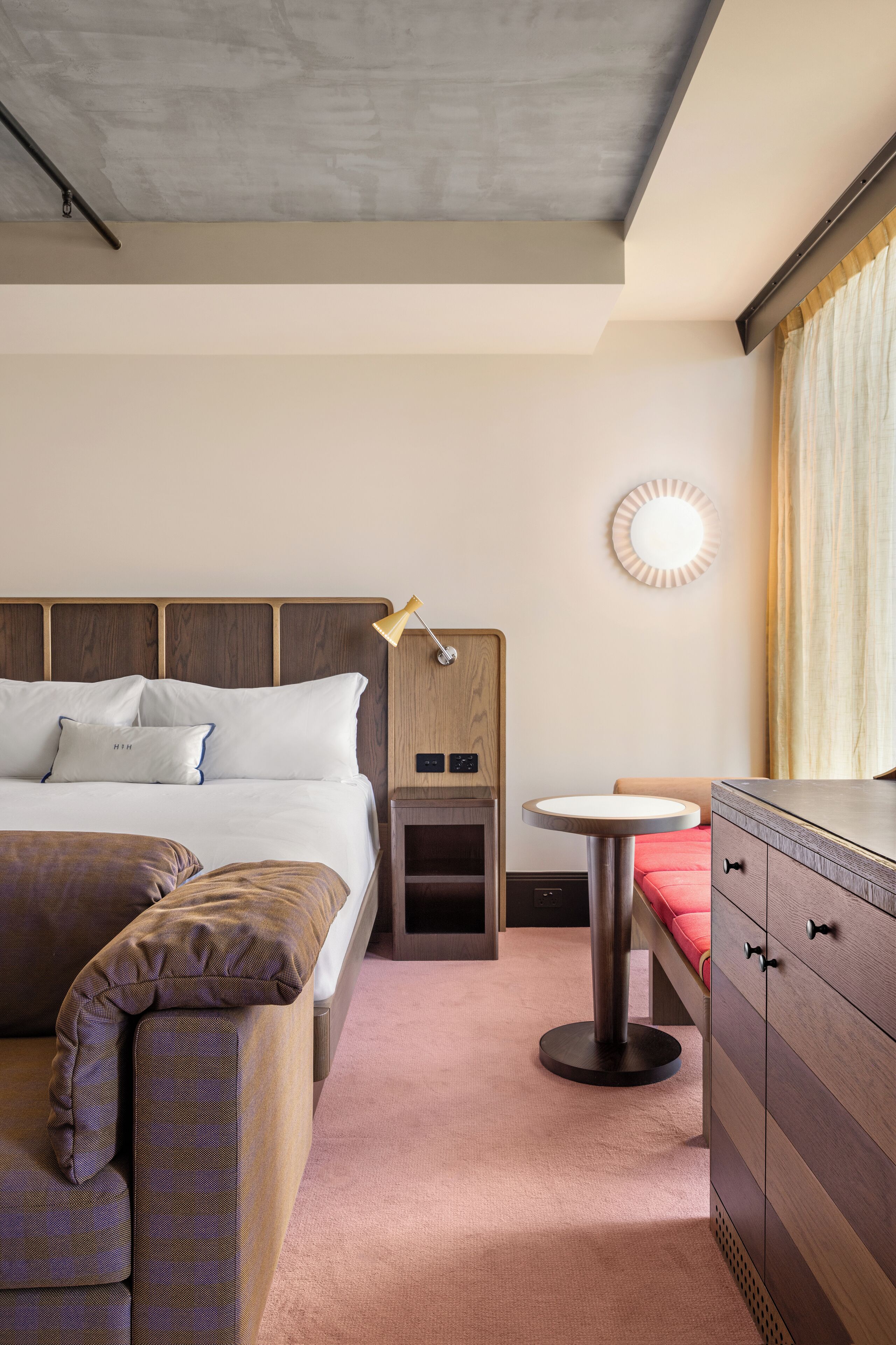 Roupas de cama premium, frigobar, cofres nos quartos, escrivaninha