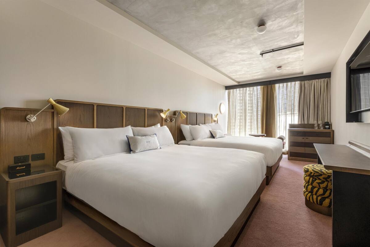 Traveller Room Max | Premium bedding, minibar, in-room safe, desk