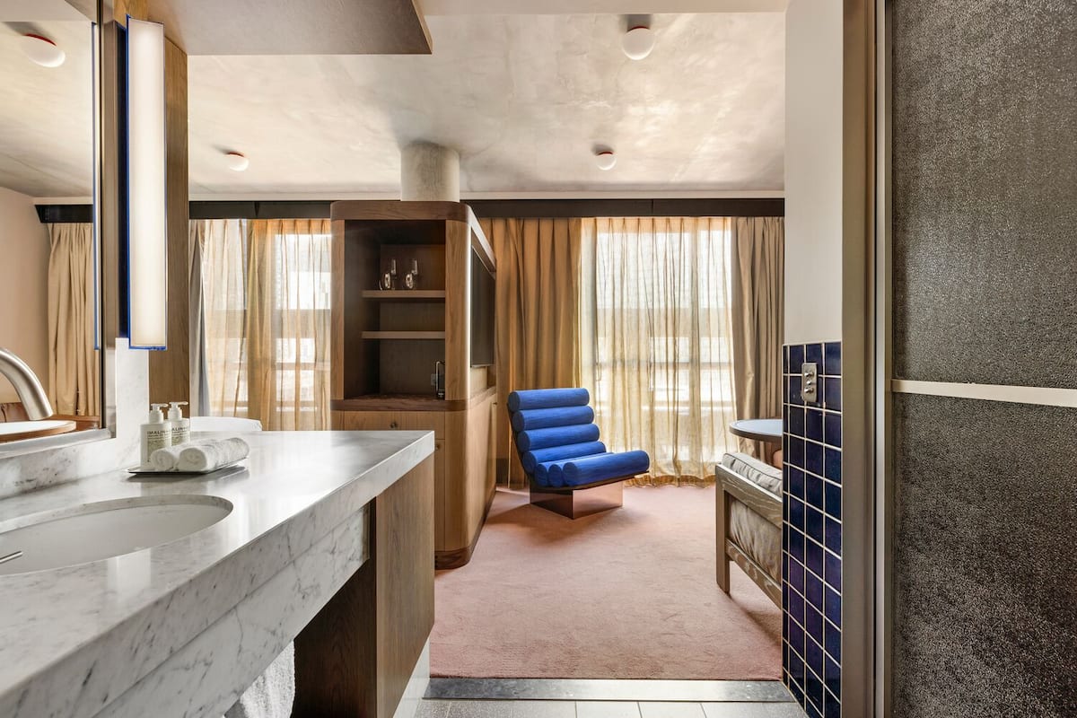 客房, 露台 | 高档床上用品、迷你吧、客房内保险箱、办公桌