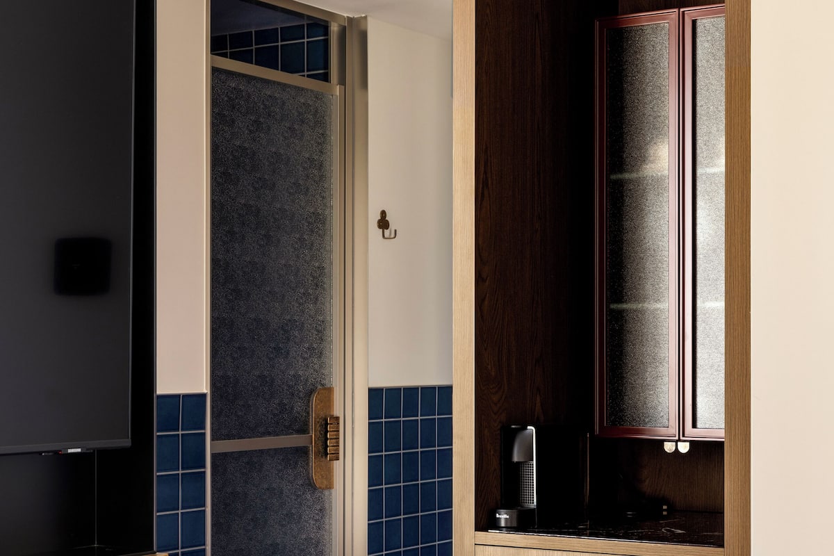 高档床上用品、迷你吧、客房内保险箱、办公桌