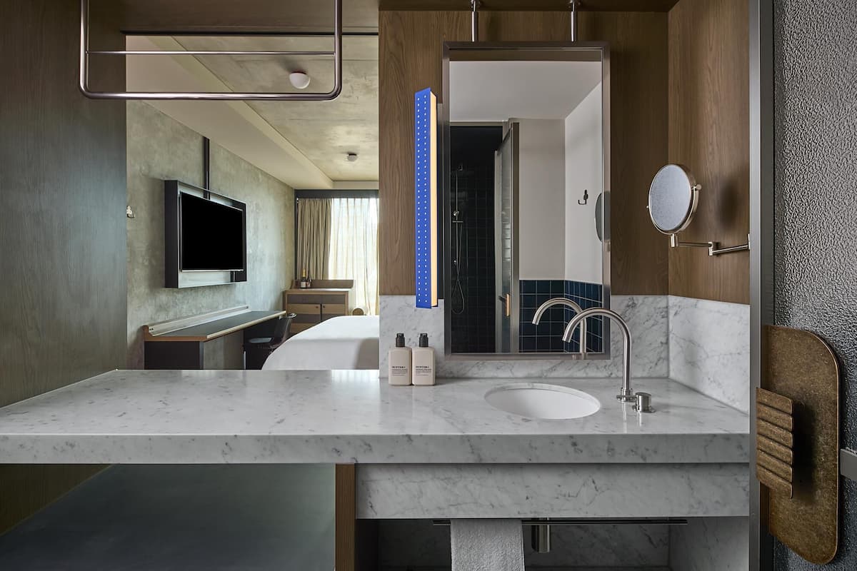 Quarto (Local) | Roupas de cama premium, frigobar, cofres nos quartos, escrivaninha