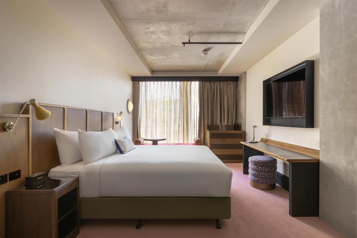 Explorer City Room | Premium bedding, minibar, in-room safe, desk