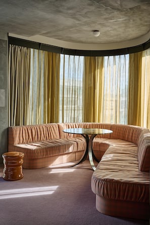 Suíte, no canto (Lookout) | Roupas de cama premium, frigobar, cofres nos quartos, escrivaninha