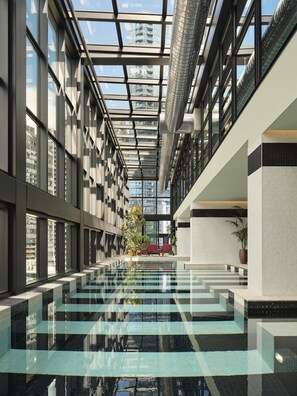 Piscina interna, funciona das 6h às 23h, espreguiçadeiras