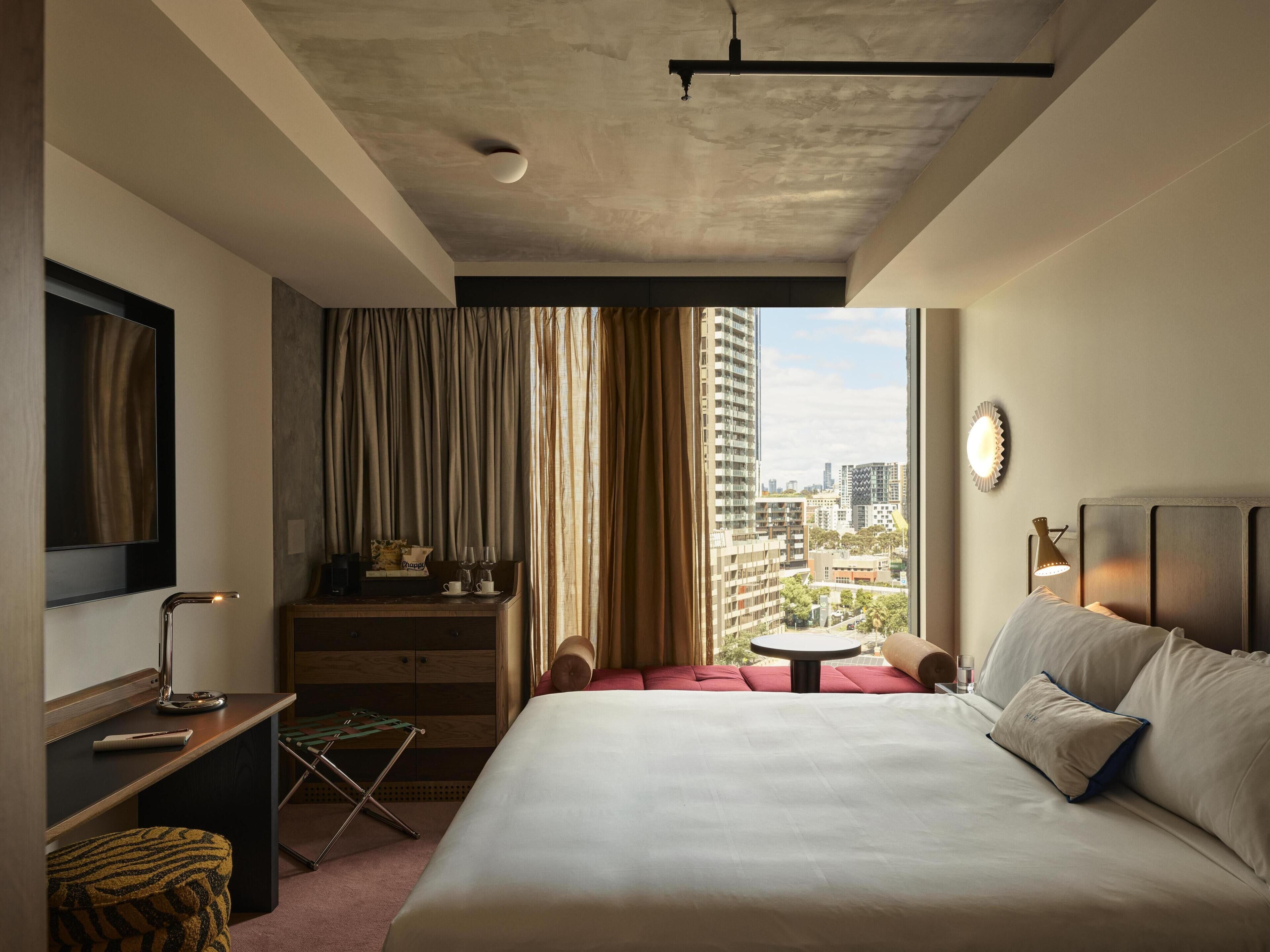 Traveller Room City View | Premium bedding, minibar, in-room safe, desk