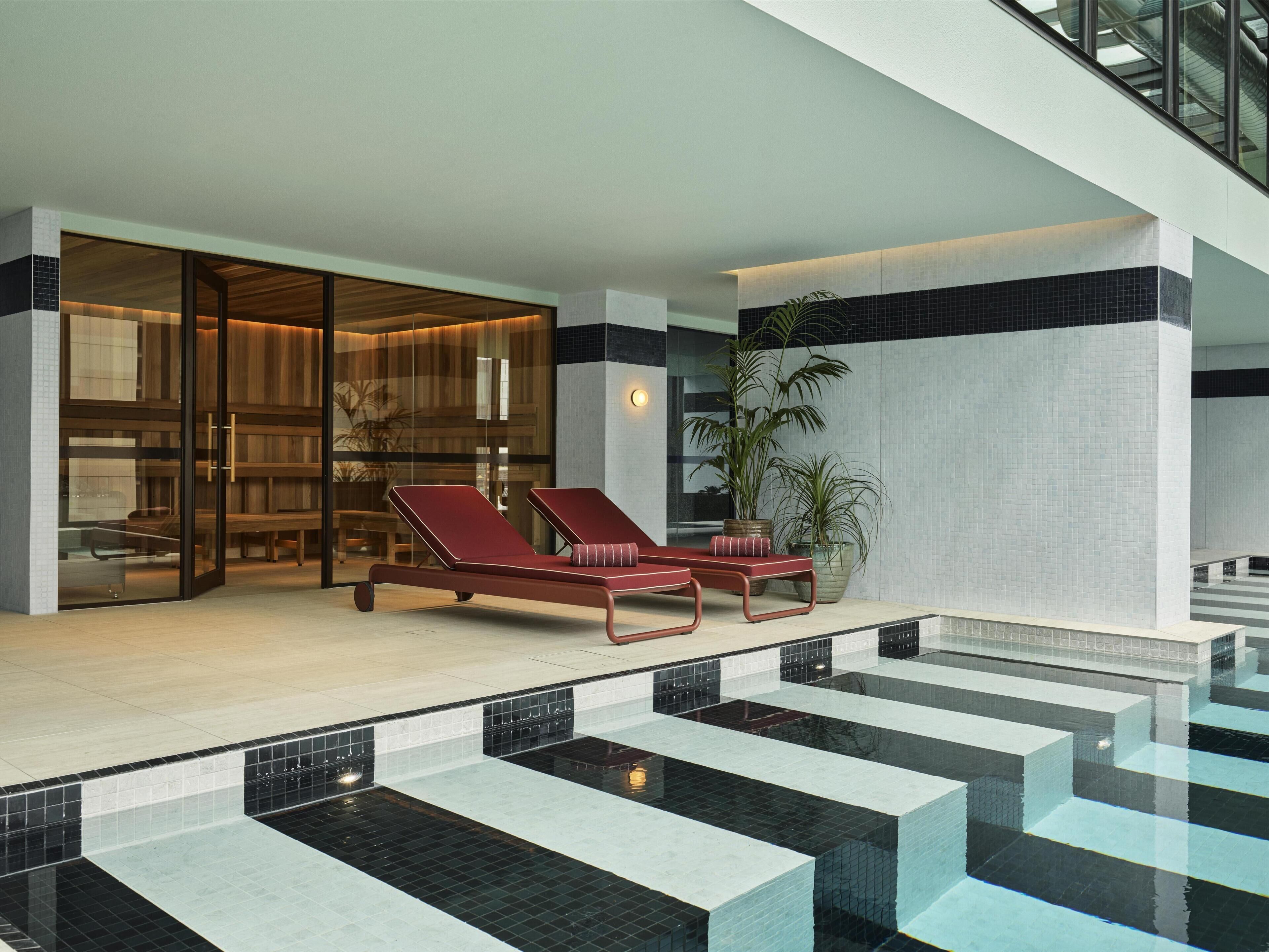 Piscina coberta (horari: 06:00-23:00) i gandules 