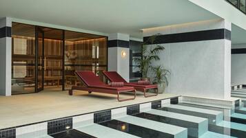 Piscina coberta (horari: 06:00-23:00) i gandules