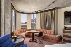 Suíte, no canto (Lookout) | Roupas de cama premium, frigobar, cofres nos quartos, escrivaninha