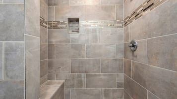 Douche, sèche-cheveux, serviettes fournies, savon