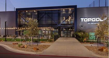 Fightin' Texas Aggie Retreat-Modern & Remodeled, <1 Mile from Campus, Sleeps 12