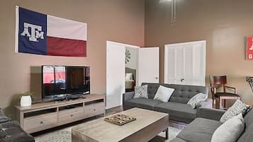 Smart-tv, eldstad, dvd-spelare och bordsfotboll