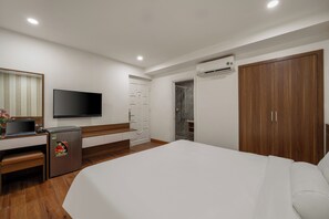 Desk, laptop workspace, free WiFi