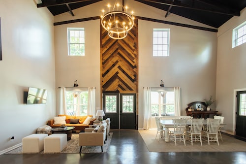 Charming barndominium on 110 peaceful acres in the hills of TN; sleeps up to 16.