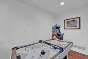 Games room - Emerald Lakes Retreat near Kalahari & Camelback (Long Pond)
